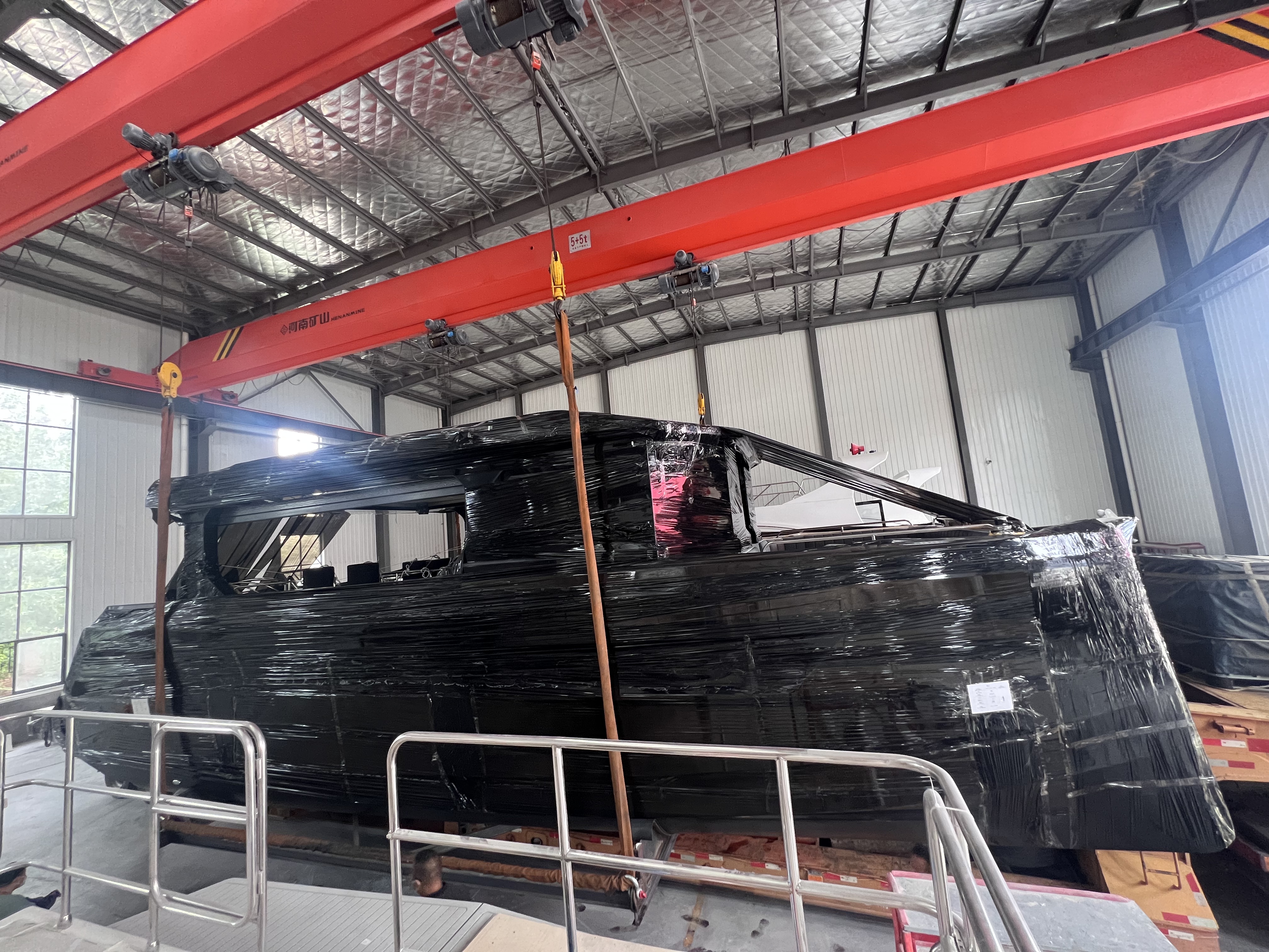 Аввалин ҷиноятӣ® 1360 Catamaran ба Малайзия расонида шуд, дуюм бино буд.