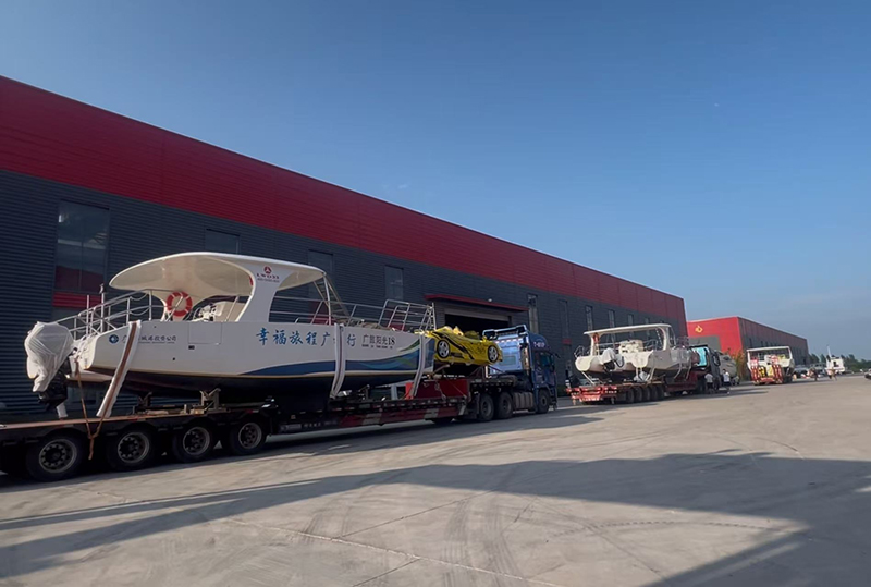 Сари қонун се катамаранҳо, ду мошини варзишии об ва ду лижарони реактивӣ барои ҷои саҳроӣ мерасонад