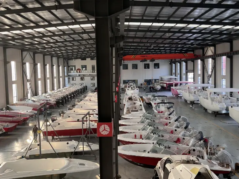 42 қаиқҳои статсионариро пешниҳод мекунад, ки махсус барои шароити обии кӯҳи Тиҷия сохта шудаанд.